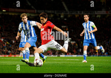 Manchester, UK. 23. Oktober 2013. Man Utd Mittelfeldspieler Shinji Kagawa schießt in der zweiten Hälfte des Fußball-UEFA Champions League-Gruppe A zwischen Manchester United gegen Real Sociedad im Old Trafford übereinstimmen. Bildnachweis: Aktion Plus Sport/Alamy Live-Nachrichten Stockfoto