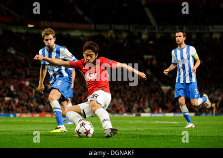 Manchester, UK. 23. Oktober 2013. Man Utd Mittelfeldspieler Shinji Kagawa schießt in der zweiten Hälfte des Fußball-UEFA Champions League-Gruppe A zwischen Manchester United gegen Real Sociedad im Old Trafford übereinstimmen. Bildnachweis: Aktion Plus Sport/Alamy Live-Nachrichten Stockfoto