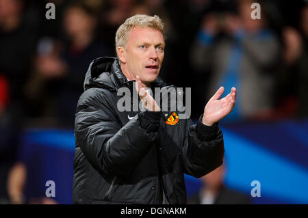 Manchester, UK. 23. Oktober 2013. Mann-Utd-Manager David Moyes applaudiert = seine Seiten 1: 0-Sieg in der UEFA Champions League-Gruppe A-Fußballspiel zwischen Manchester United gegen Real Sociedad im Old Trafford. Bildnachweis: Aktion Plus Sport/Alamy Live-Nachrichten Stockfoto