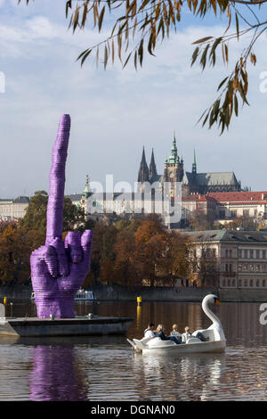 David Cerny erschien auf der Moldau in der Tschechischen Republik Stockfoto