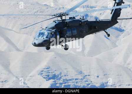 Ein UH - 60L Black Hawk-Hubschrauber aus A Company, 2. Bataillon (Angriff), 10. Combat Aviation Brigade, Task Force Phoenix, fliegt Stockfoto