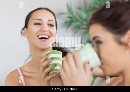 Junge lachende Frau Kaffeetrinken mit Freund Stockfoto