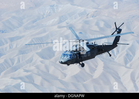 Ein UH - 60L Black Hawk-Hubschrauber aus A Company, 2. Bataillon (Angriff), 10. Combat Aviation Brigade, Task Force Phoenix, fliegt Stockfoto