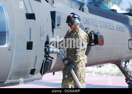 Staff Sgt Frederic Bueno, ein Erdöl-Versorgung-Spezialist aus B Company, 1. Bataillon, 171. Aviation Regiment diente unter 10. Combat Aviation Brigade, tankt einen UH - 60M Black Hawk Hubschrauber, 17. Okt., Forward Operating Base Fenty, Afghanistan. Stockfoto