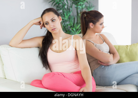 Zwei Frauen sitzen auf einer Couch geärgert Stockfoto