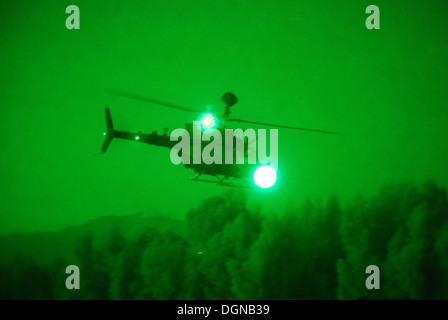 Ein OH - 58D Kiowa Warrior von B-Truppe, 6. Geschwader, 6. Kavallerie-Regiment, 10. Combat Aviation Brigade, Task Force Tigershark fährt vorwärts Betrieb Basis Fenty, Afghanistan, 17 Oktober, eine Sicherheit und Aufklärungsmission durchzuführen. Stockfoto