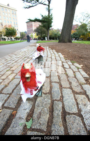 Boston, Massachusetts, USA. 23. Oktober 2013. Die berühmte '' machen Weg für Entenküken ''-Statue in der Boston Public Garden in Boston, Massachusetts ist in Boston Red Sox Trikots und Bärte eingerichtet, wie die Boston Red Sox auf die St. Louis Cardinals in der World Series nehmen. Bildnachweis: Nicolaus Czarnecki/METRO US/ZUMAPRESS.com/Alamy Live-Nachrichten Stockfoto