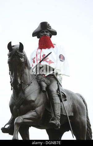 Boston, Massachusetts, USA. 23. Oktober 2013. Die Statue von George Washington in Boston Public Garden in Boston, Massachusetts trägt einen Boston Red Sox Trikot und Bart, wie die Boston Red Sox auf die St. Louis Cardinals in der World Series nehmen. Bildnachweis: Nicolaus Czarnecki/METRO US/ZUMAPRESS.com/Alamy Live-Nachrichten Stockfoto