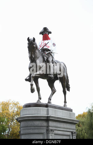 Boston, Massachusetts, USA. 23. Oktober 2013. Die Statue von George Washington in Boston Public Garden in Boston, Massachusetts trägt einen Boston Red Sox Trikot und Bart, wie die Boston Red Sox auf die St. Louis Cardinals in der World Series nehmen. Bildnachweis: Nicolaus Czarnecki/METRO US/ZUMAPRESS.com/Alamy Live-Nachrichten Stockfoto