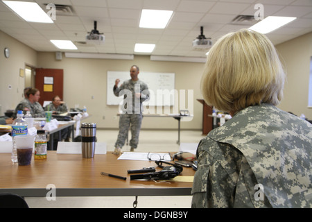 Soldaten aus der Abteilung 7, 3. Medical Command (Deployment Support) Operational Command Post (vorwärts) hören Sie während ein Block von Anweisungen auf die M9 9 mm Pistole Okt. 10. "Det 7" ging durch 12 Tage verlängert Combat Training bei Gillem Enklave Stockfoto