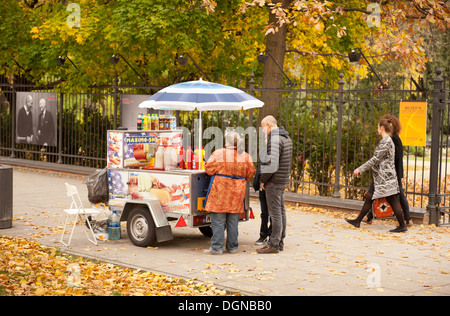 Hot-Dog Fußgänger kaufen in Fast-Food-stand Stockfoto