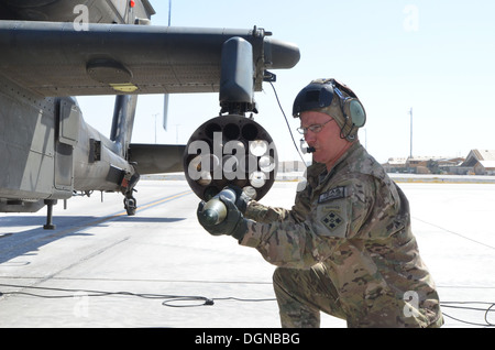 Generalmajor Paul LaCamera, regionale Befehl-Süd und 4. Infanterie-Division Commander lädt eine 2,75 Zoll-Rakete in einem AH-64 Stockfoto