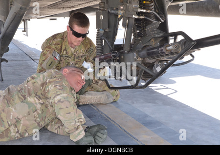 Sein Schüler beobachten, zeigt Sgt. Cameron Phillips, ein AH-64 Apache Bewaffnung, elektrische und Avionik-Systeme-Betreuer mit Task Force Wächter, 1st Combat Aviation Brigade, 1st Infantry Division, Generalmajor Paul LaCamera, regionale Befehl-Süd und 4. Stockfoto