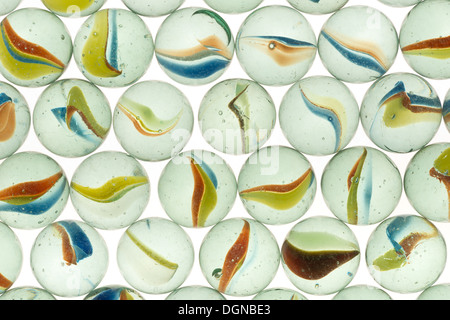 Sammlung von alten transparente Glasmurmeln mit einzigartigen Strudel aus farbigem Glas in gefangen Stockfoto