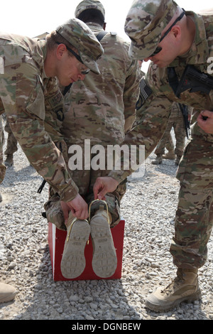 US-Soldaten aus dem 1. Brigade, 61. Kavallerie-Regiment, 101st Airborne Division (Air Assault) als Teil einer Tradition der US-Armee-Kavallerie-Regimenter erhalten goldene Sporen vor dem Ende ihres Einsatzes auf Forward Operating Base (FOB) Clark, Afghanistan, Stockfoto