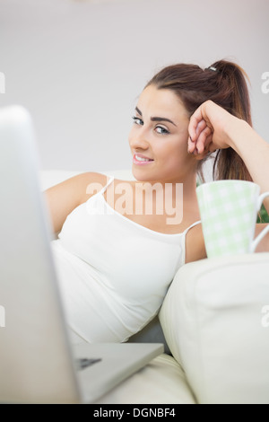 Junge Brünette Frau mit einem notebook Stockfoto
