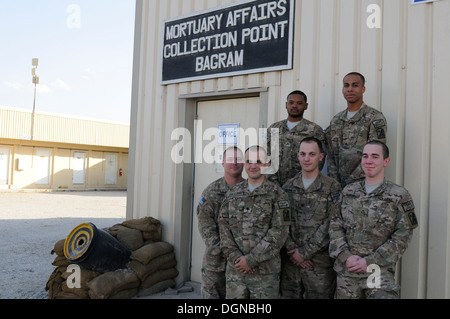 Die Leichenhalle Angelegenheiten Sammlung Punkt Bagram-Team stehen zusammen für ein Gruppenfoto, 17. Oktober 2013 in Bagram Air Field, Parwan pr Stockfoto