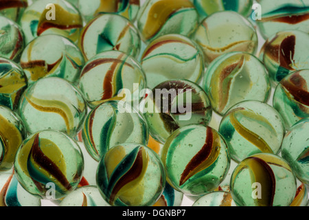 Sammlung von alten transparente Glasmurmeln mit einzigartigen Strudel aus farbigem Glas in gefangen Stockfoto