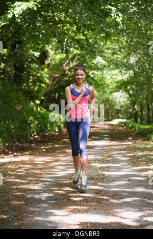 Schöne junge Frau, die in Richtung Kamera Joggen Stockfoto