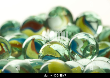 Sammlung von alten transparente Glasmurmeln mit einzigartigen Strudel aus farbigem Glas in gefangen Stockfoto