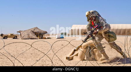 Corporal Darrell Barnes (Vordergrund), ein Experte Bereich medizinische Abzeichen Kandidat mit 1. Brigade Truppe Unterstützungsbataillon, Grenzen an eine neue Position während des EFMB Tests heute auf Camp Buehring, Kuwait. Heute, begann am zweite Tag des Testens, mit einem Feld von Stockfoto