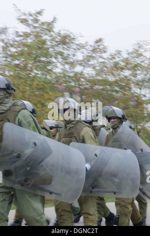 KFOR-Soldaten und Mitglieder der Europäischen Rechtsstaatlichkeitsmission im Kosovo (EULEX) durchgeführt, verschiedene Schulungen Kontrollspuren an Camp Vrelo Okt. 15 als Teil der 3-Tages "Silber Saber" Übung zur Verbesserung der Menge und Steuerfähigkeiten Aufruhr und deve Stockfoto