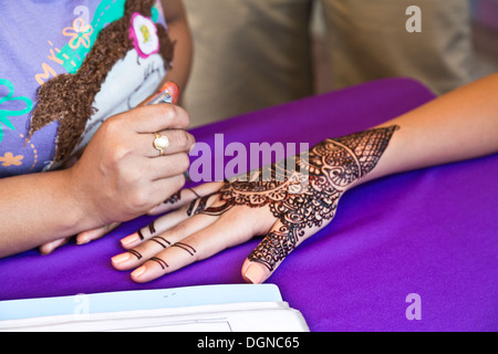 Henna Muster an die Hand einer Frau in Batu Caves, Selangor, Malaysia Stockfoto