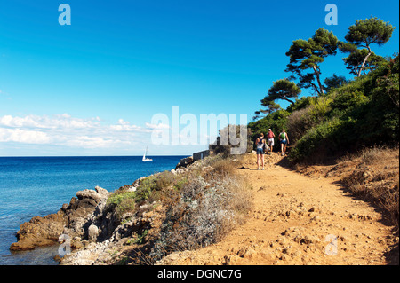 Europa, Frankreich, Alpes-Maritimes, 06, Antibes, Le Cap, Wanderer auf der Spur. Stockfoto