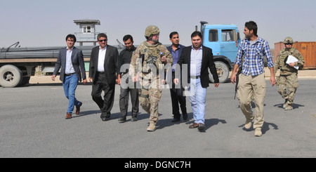 Mitglieder der Delegation der Schlüssel Führer von Afghanistan Ministry of Customs und Industrie, zusammen mit 1. Theater Sustainment Command, afghanische Rail Advisory Team besprechen Möglichkeiten zur Verbesserung der Schiene Port 4. Stockfoto