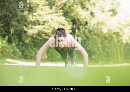 Fit Woman with Planke Position zu tun Stockfoto