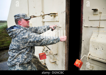 PFC. Doug Waller, eine Munition Warenwirtschaft und Buchhaltung-Spezialist mit 615th Aviation Support Battalion, 1. Luft-Kavallerie-Brigade, 1. Kavallerie-Division, öffnet eine Munition Vorratsbehälter in Fort Hood Munition Versorgungsmaterial Punkt Okt. 16. Die 1 Stockfoto