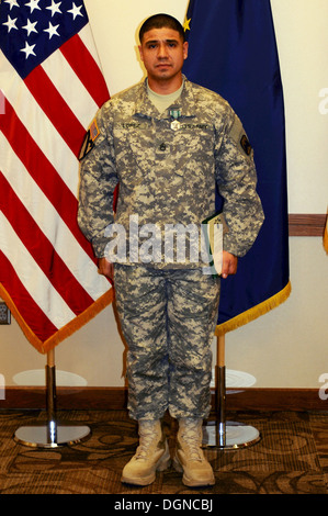 Sgt. Ricardo Lopez III, ein Houston, Texas, native, inzwischen haben wir als leichten Rädern Mechaniker in E Company, 1. Bataillon, 52. Aviation Regiment wurde als US Army Alaska Unteroffizier des dritten Quartals an die USARAK verkauften Offi geehrt Stockfoto