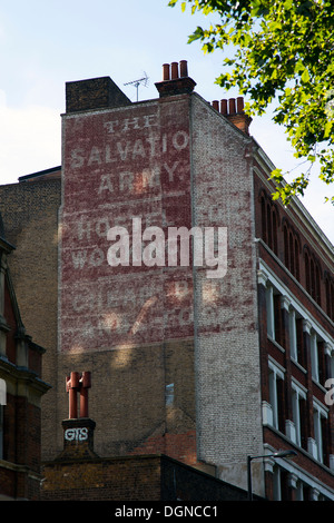 "Die Heilsarmee Hostel für arbeiten Männer billige Betten und Food" alte gemalte Zeichen, Old Street, London, England, UK. Stockfoto