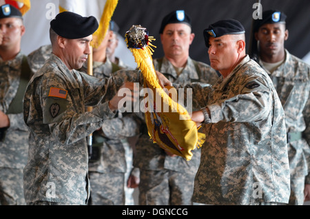 Der Kommandeur der 4. Angriff Reconnaissance Squadron, 6. Kavallerie-Regiment, Oberstleutnant Brian Watkins und die eingetragenen Berater der Kommandant, Command Sergeant Major Stanley Williams, uncase das Gerät Farben 18. Oktober 2013 am Camp Humphreys. Stockfoto