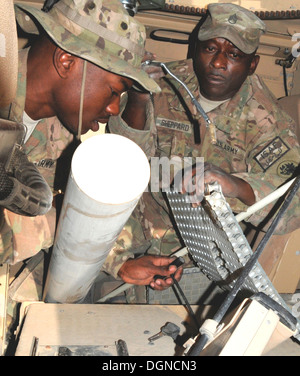 SPC. Henryon Russell, ein Eingeborener von Wrightsville, Ga., und Staff Sgt Ricky Sheppard, gebürtig aus Bainbridge, Ga., sorgfältig zu prüfen, die eng im Mannschaftsraum von einer Mine resistente Hinterhalt geschützt Fahrzeug, 12. Oktober 2013, Camp John Pratt, Redistrib Stockfoto