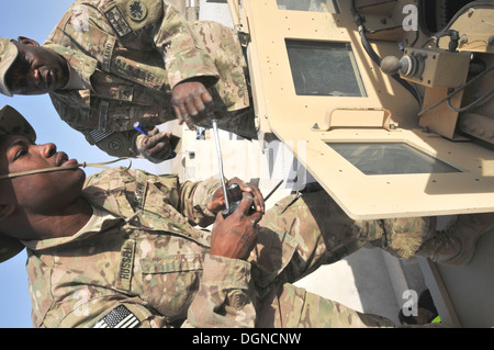 Untersuchen Sie SPC. Henryon Russell, ein Eingeborener von Wrightsville, Ga., und Staff Sgt Ricky Sheppard, gebürtig aus Bainbridge, Ga., Turm Außenbereich des mir beständig Hinterhalt geschützt Vehikel für lose Munition oder Messing-Gehäuse. 12. Oktober 2013, Camp John Pratt, Stockfoto