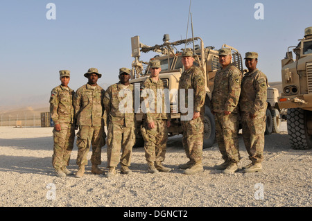 Camp John Pratt, Umverteilung Eigenschaft Assistance Team Endfunktion kurzzeitig um ein Teamfoto aufzunehmen. Links nach rechts, Master Sgt. Lesa Liburd, gebürtig aus Bronx, NY, Spc. Henryon Russell, ein Eingeborener von Wrightsville, Ga., Staff Sgt Ricky Sheppard, ein nati Stockfoto