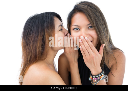 Hübsche Frau, sagen etwas zu ihrer Schwester Stockfoto