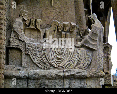 Sagrada Família, Passion Façade in Sagrada Familia, Das Letzte Abendmahl Jesu und der Apostel, Künstler Josep Maria Subirachs stammt aus dem Jahr 1987 Stockfoto