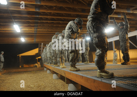 Spartan Fallschirmjäger mit dem 4. Infantry Brigade Combat Team (Airborne), 25. Infanterie-Division, führen Fallschirm Landung fällt im Rahmen der nachhaltigen Luftlandeausbildung an gemeinsame Basis Elmendorf-Richardson in der Luft nachhaltig Truppenübungsplatz in Vorbereitung Stockfoto