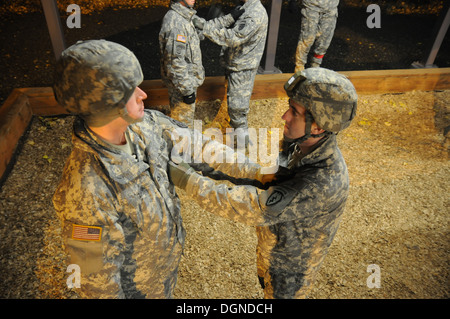 Spartan Fallschirmjäger mit dem 4. Infantry Brigade Combat Team (Airborne), 25. Infanterie-Division, simulieren Verwicklungen während Stockfoto