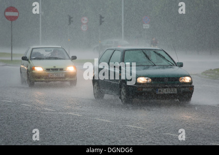 Warschau, Polen, die Straße bei einem schweren Gewitter Stockfoto