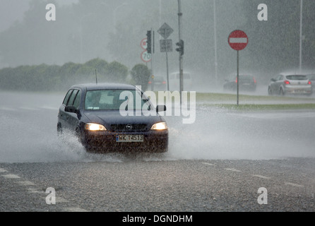 Warschau, Polen, die Straße bei einem schweren Gewitter Stockfoto