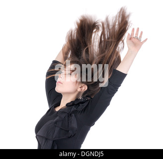 Junge Frau mit ihrem lange gerade brünette Haare fliegen in der Luft und ihre Arme über den Kopf, isoliert auf weiss Stockfoto