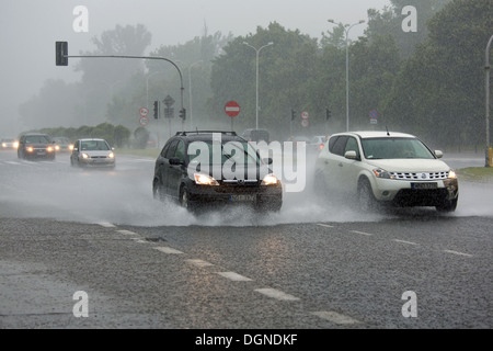 Warschau, Polen, die Straße bei einem schweren Gewitter Stockfoto