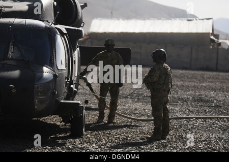 Sgt. Jason Leaders (rechts), ein UH - 60M Black Hawk helicopter Crew Chief vom 2. Bataillon (Angriff), 10. Combat Aviation Brigade Stockfoto