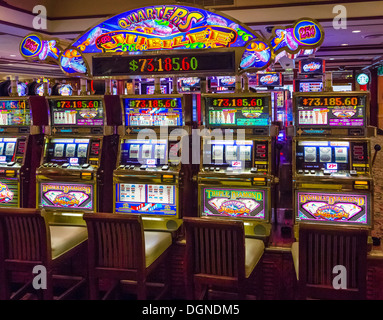 Spielautomaten im Golden Nugget Casino, Fremont Street, Downtown Las Vegas, Nevada, USA Stockfoto