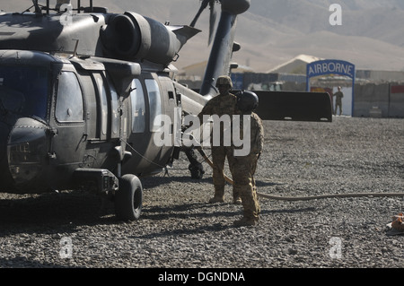 Sgt. Jason Leaders (rechts), ein UH - 60M Black Hawk helicopter Crew Chief vom 2. Bataillon (Angriff), 10. Combat Aviation Brigade Stockfoto