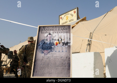 Soldaten der Task Force Lifeliner kommen zusammen für die feierliche Eröffnung des SSG Randall Lane Ausfallsicherheit Center, 20. Oktober 2013 Stockfoto