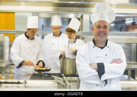 Reifen männlichen Chef posiert mit verschränkten Armen Stockfoto